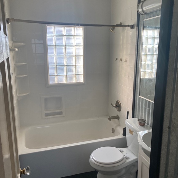 Beautiful 5bedroom 2bath Family home‼️ - Picture 10 of 16